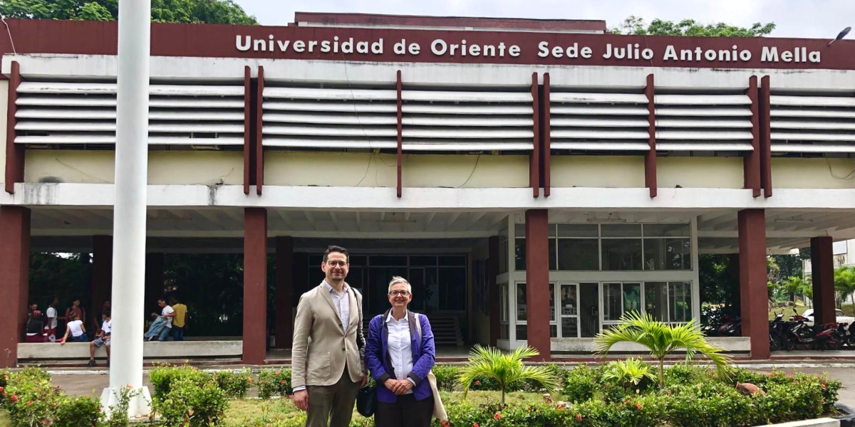 I docenti De Beni e Sartor di fronte alla sede della Universidad de Oriente, Cuba