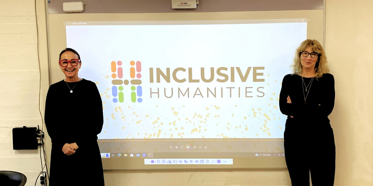 Due rappresentanti dell'Advisory Board affiancano la proiezione del logo Inclusive Humanities.