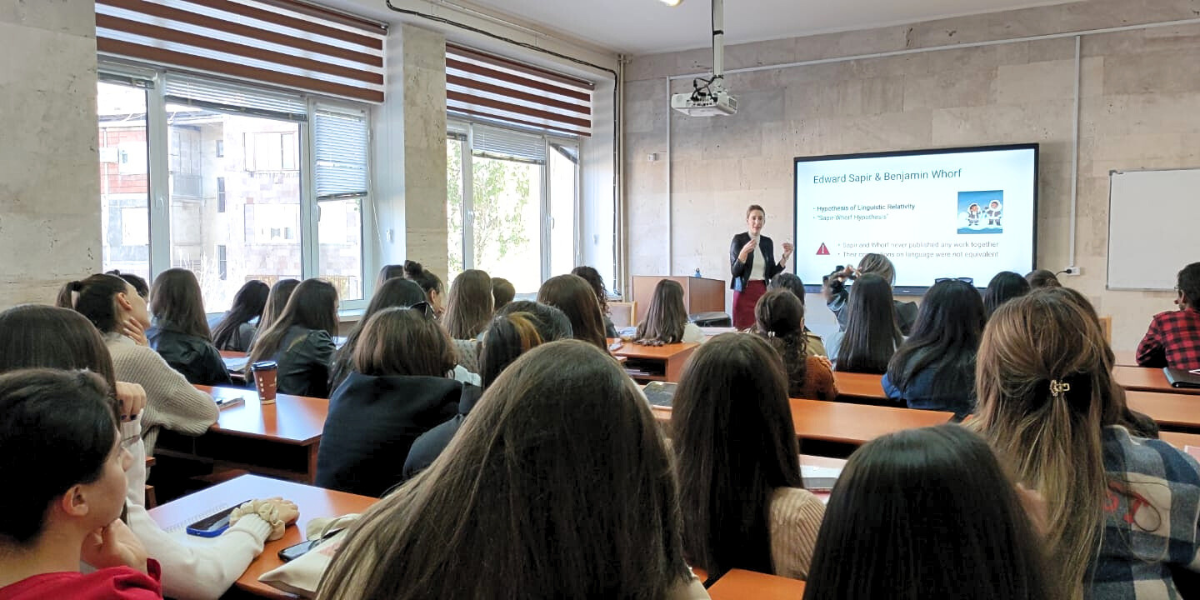 Giorgia Pomarolli tiene una lezione di fronte agli studenti della Yerevan State University in Armenia