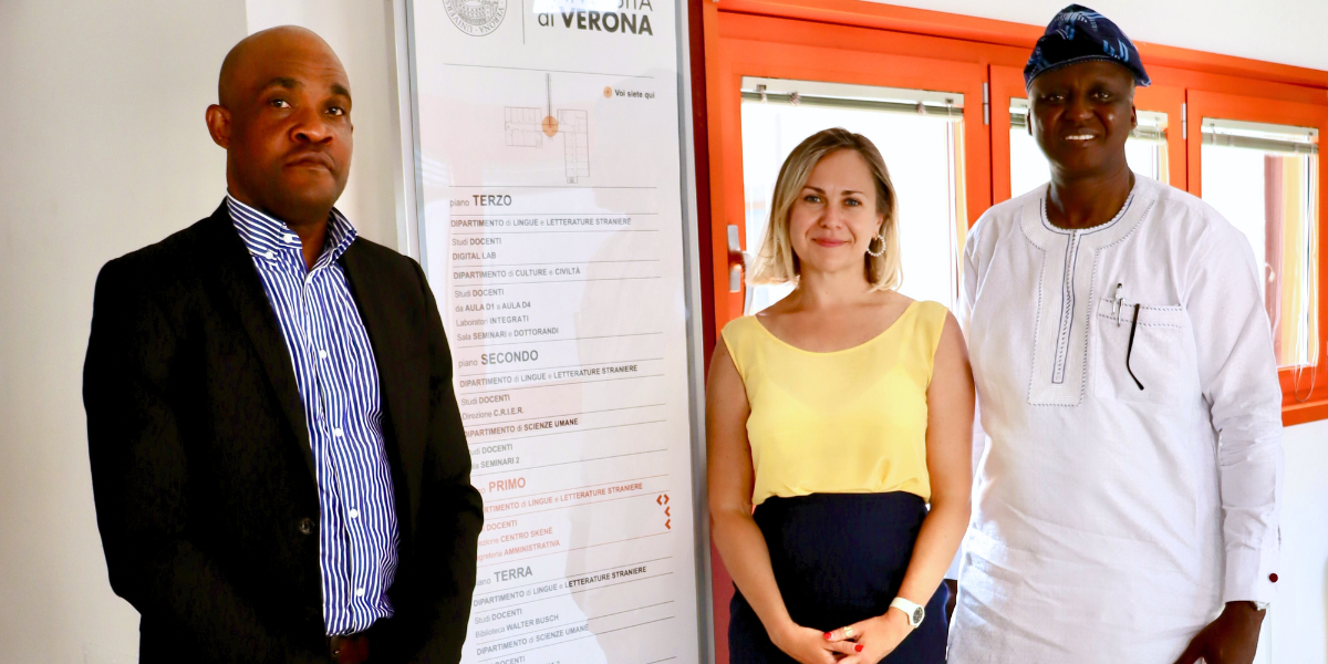 Anna Cappellotto con il Prof. Tunde Ope-Davies dell'Università di Lagos, Nigeria, e un membro del suo staff.