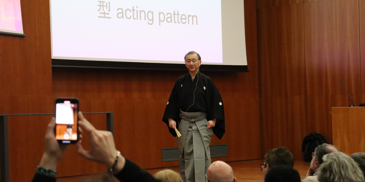 Il maestro Haruhisa Kawamura del Kawamura Noh Theater di Kyoto sul palco dell'Aula Magna