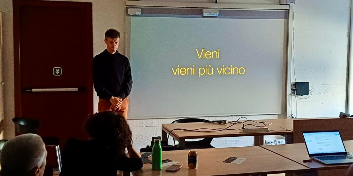 Inizio della proiezione Vieni, vieni più vicino di Progetto Verziano. Un ragazzo traduce in Lingua Italiana dei Segni.