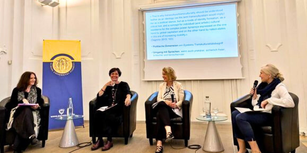 Primo piano del palco presso la sala del Decanato della Europa-Universität Viadrina, dove siedono alle poltrone quattro interlocutori