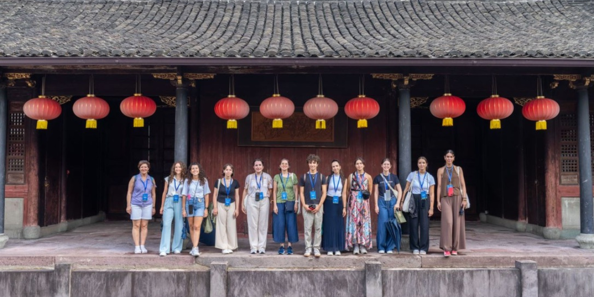 Studentesse e studenti veronesi in posa davanti ad un tempio cinese di Ningbo