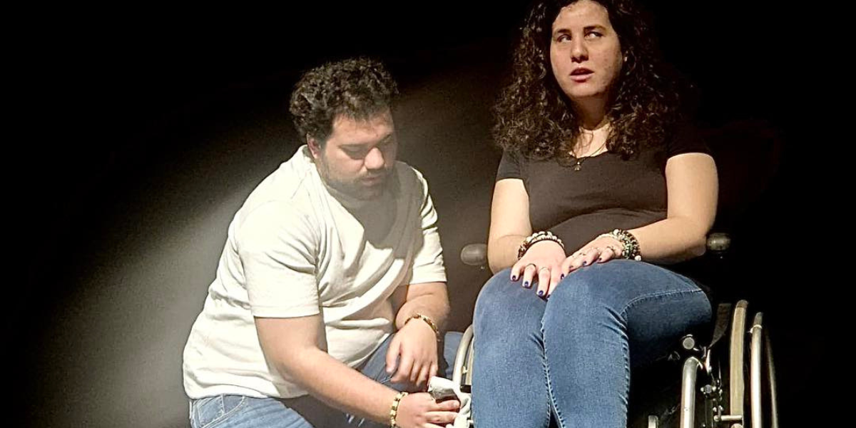 Due attori di teatro a rotelle recitano sul palco