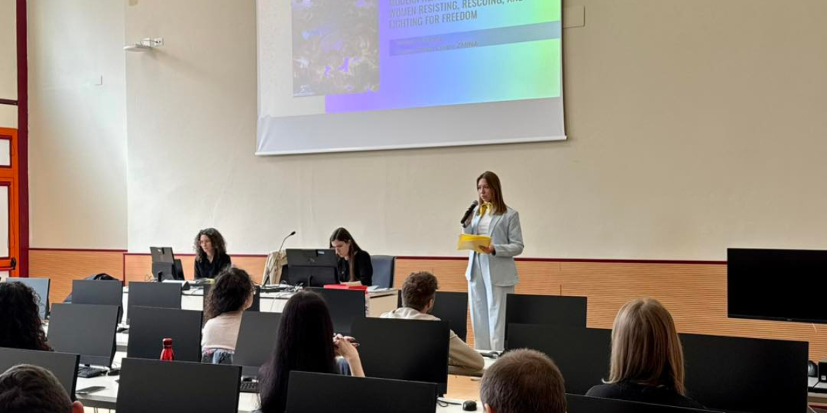 Tetiana Zhukova di fronte alla platea per la seconda conferenza del ciclo Her