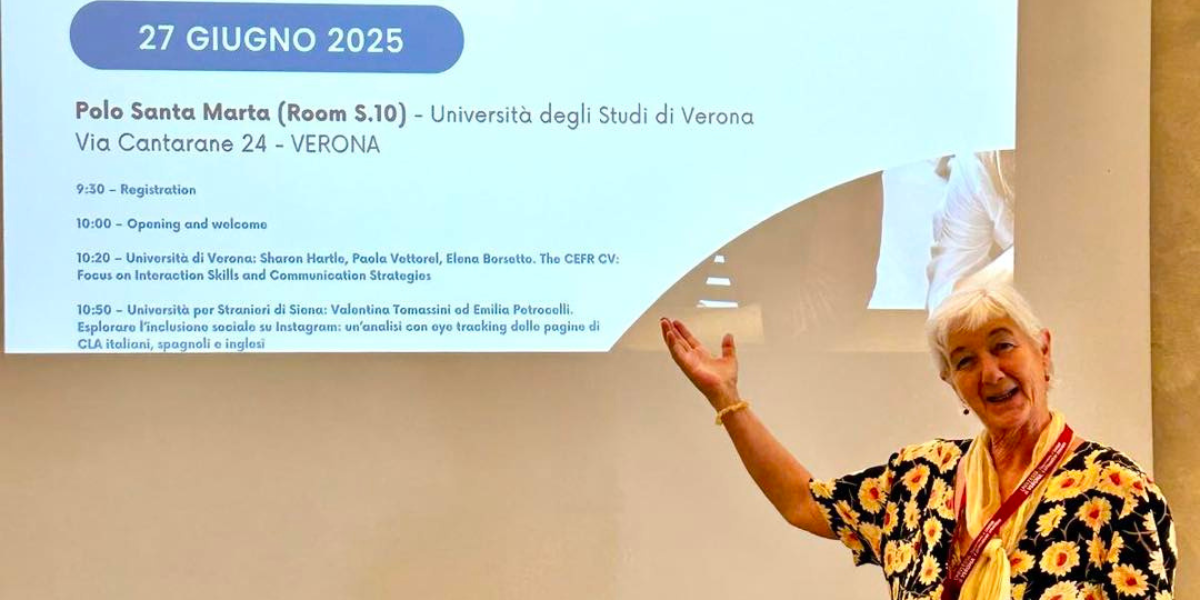 La Prof.ssa Vettorel indica la locandina proiettata del convegno