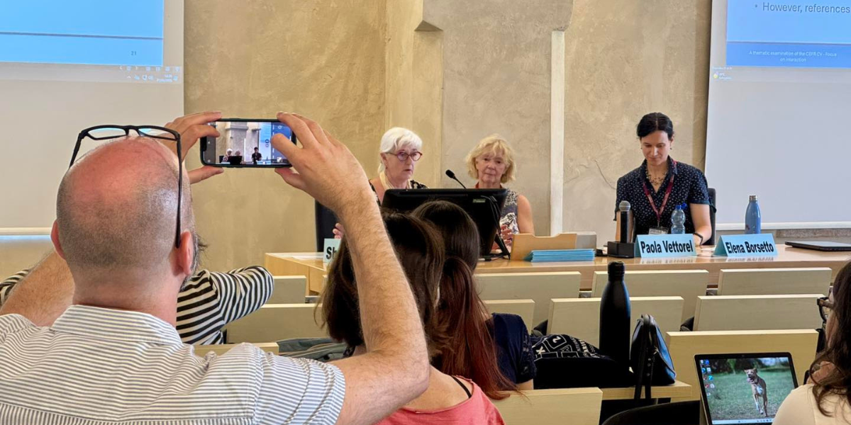 Un partecipante fotografa la cattedra in apertura del convegno