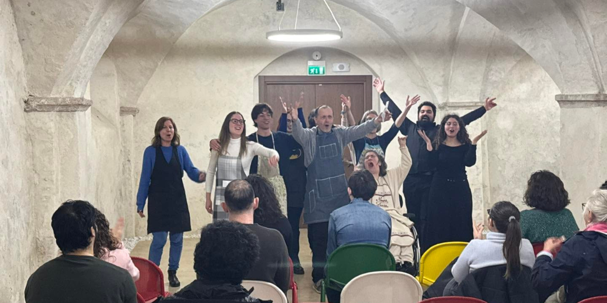 Attori ed attrici sul palco per "Come ti cucino il mostro"