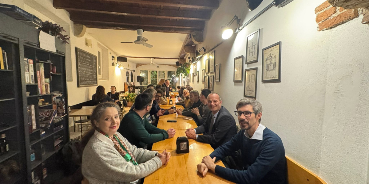 Partecipanti all'aperitivo conclusivo all'incontro