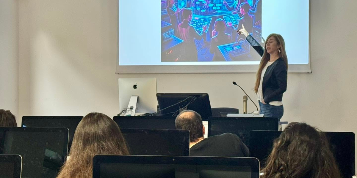 Gimena del Rio Riande presenta una slide
