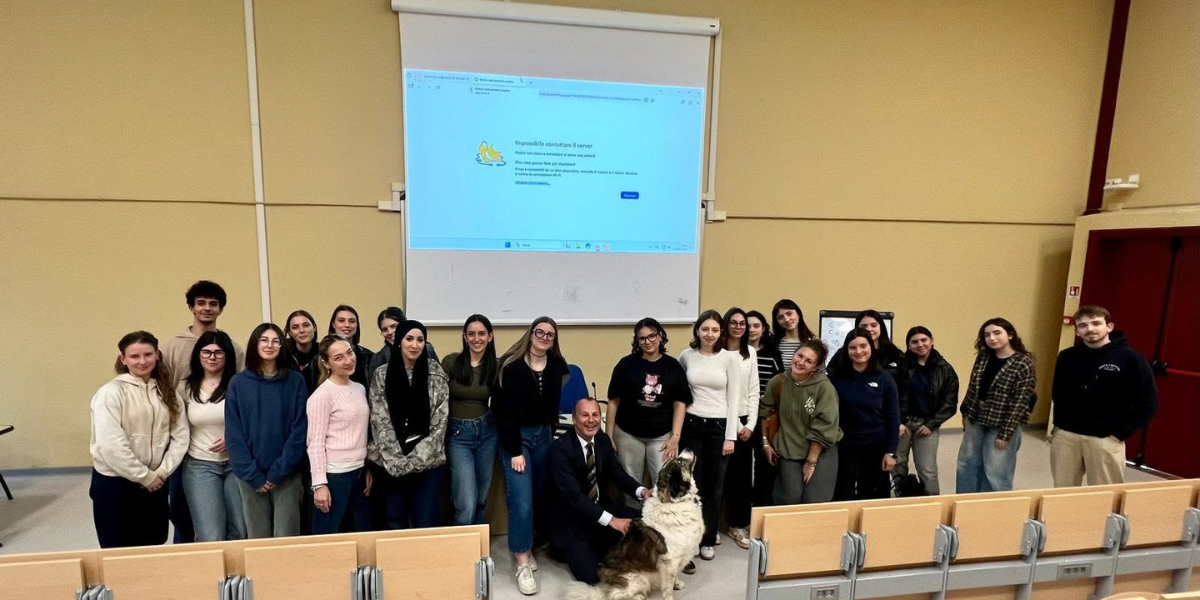 Jade in aula con studenti e studentesse