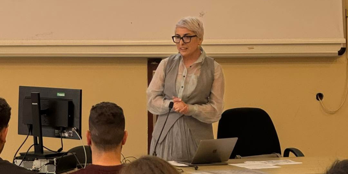 La Prof.ssa Erika Avakova in cattedra per la lezione